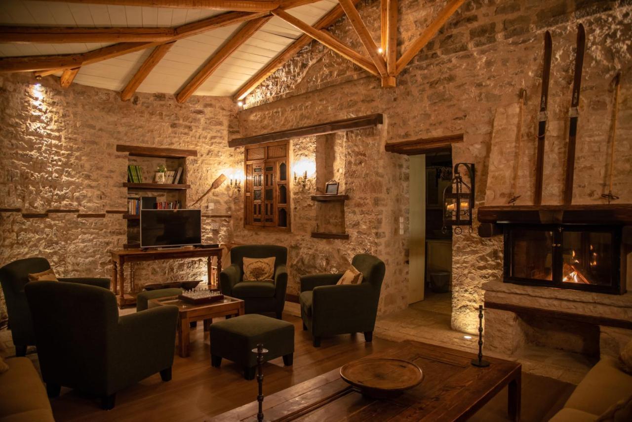 Epoches Hotel Karpenisi Bagian luar foto
